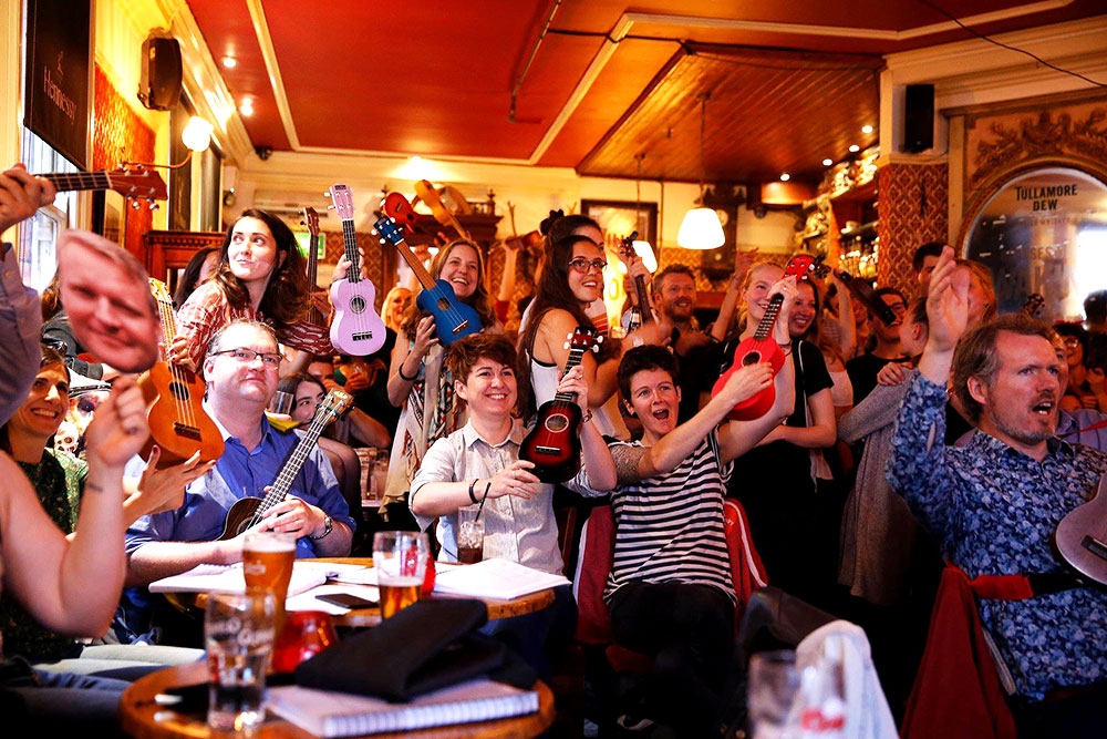 Jam session in Stags Head crowd Jam session in Stags Head crowd